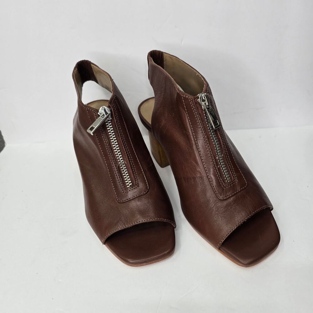 BERNARDO LEVY OPEN TOE LEATHER SHOOTIE, SIZE 7M